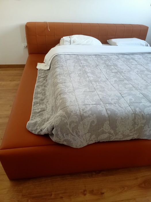 Cama casal pele sintentica com estrado elevatório