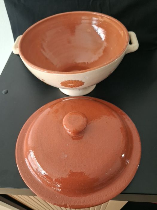Loiça de barro: sopeira e dois pratos grandes