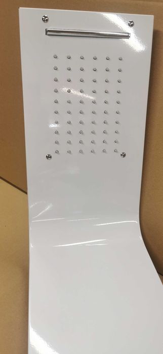Biały nowoczesny panel prysznicowy z funkcjami hydromasażu