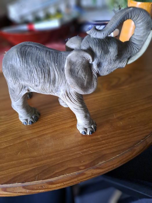 Vendo estatueta elefante em marfinite