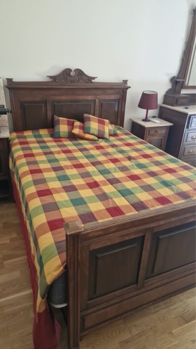 Quarto clássico, cama, cómoda e mesas de cabeceira