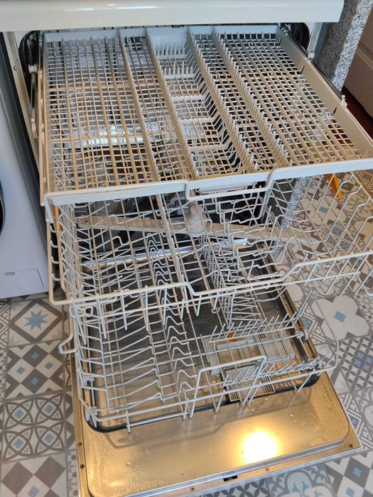 Máquina de lava loiça Miele