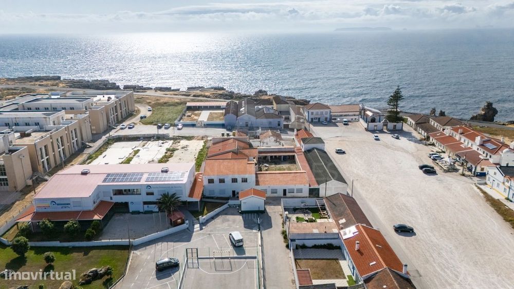 Prédio com projeto aprovado para 8 apartamentos em Peniche