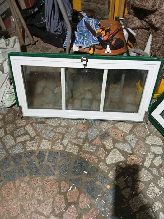 Postigo alumínio branco lacado vidro duplo quadriculado fosco
