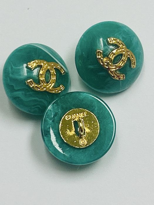 Eleganckie logowane guziczki, cena dotyczy 1 sztuki