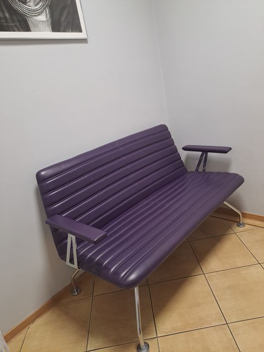 Sofa skórzana fioletowa – nowoczesny design, bardzo dobry stan