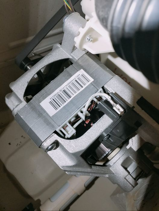 Стиральная машина Candy,нужен ремонт, протекает