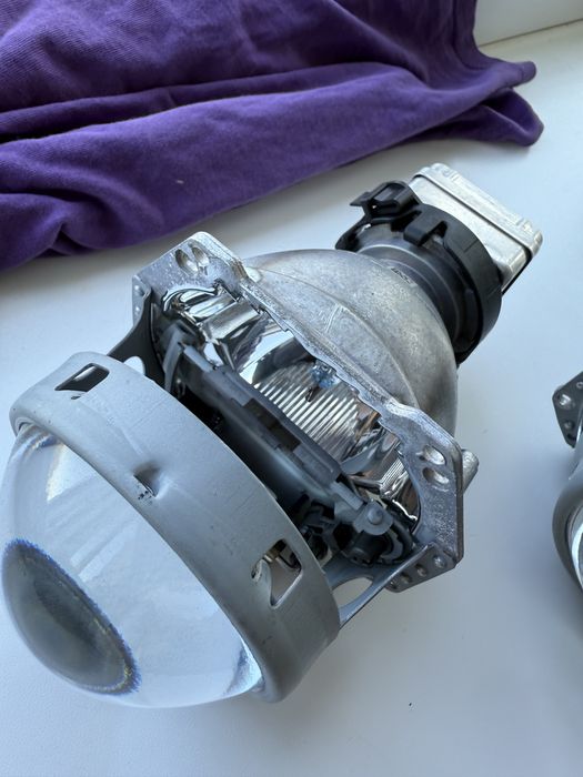 Оригінальні ксенонові лінзи у фари на BMW в ідеальному стані