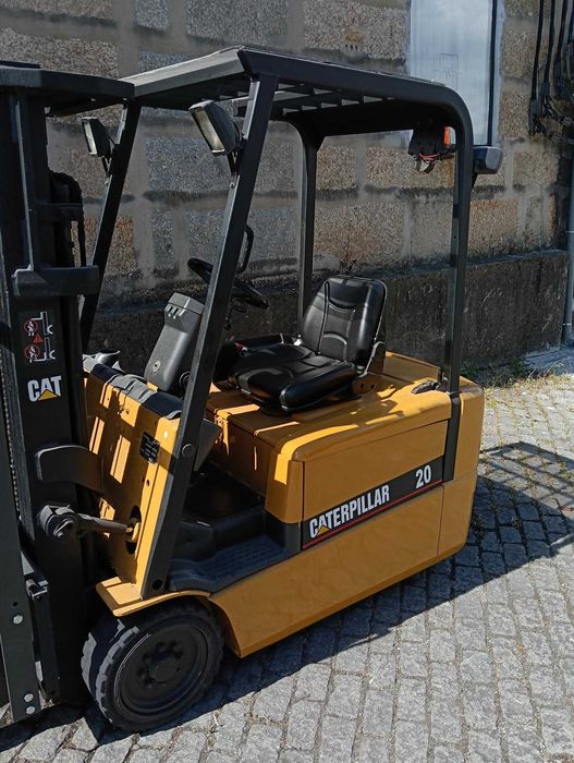 Empilhador Elétrico CAT 2000 kgs Triplex
