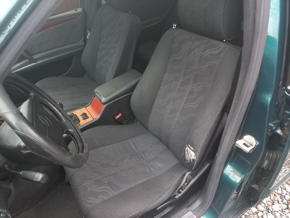 Mercedes-Benz E 210 2.0D