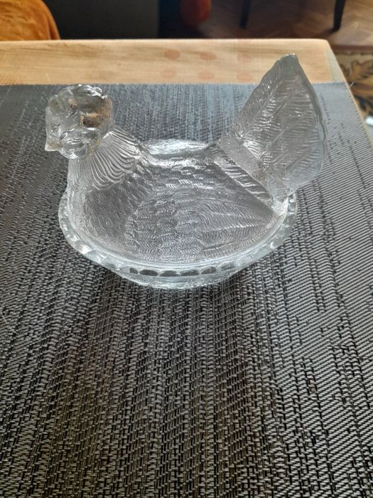 Kura PRL szklana typu cukierniczka