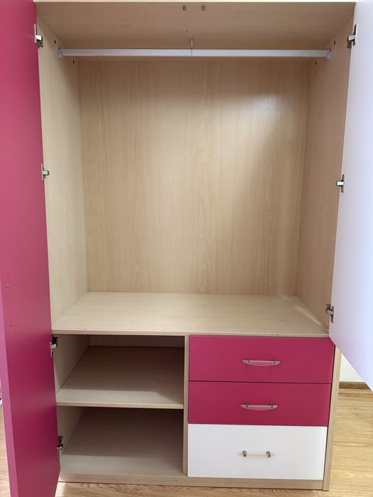 Roupeiro juvenil rosa e branco com gaveta