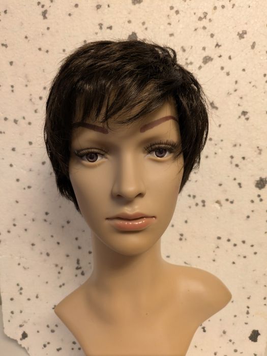 Peruka Krótkie włosy – fryzura bob/pixie, elegancka, ładnie ułożona.