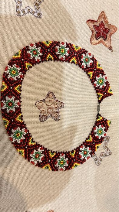 Чокер з бісеру на шию