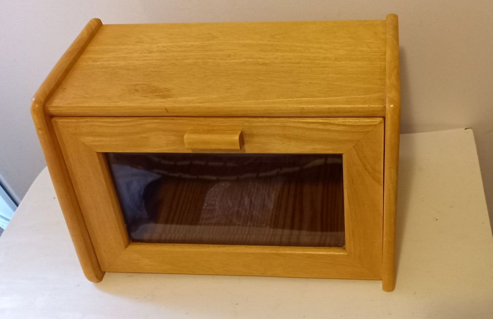 Caixa de pão em madeira com porta em vidro transparente