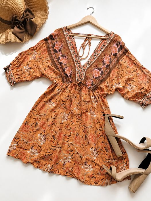 Lekka sukienka boho hindi wiskozowa w kwiaty rękawy nietoperze krótka