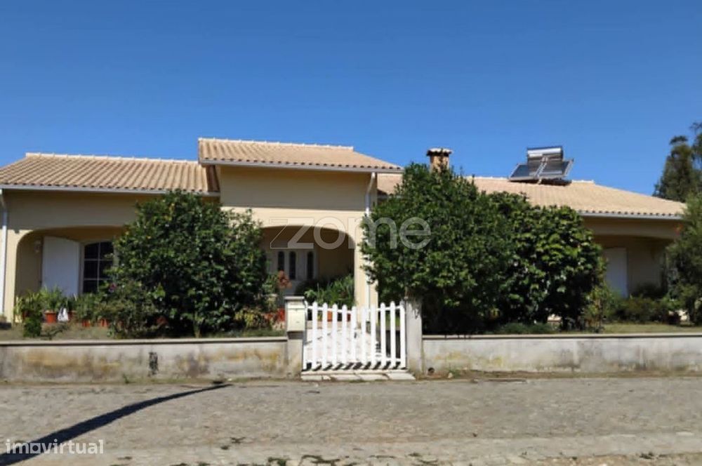 Moradia T3-Térrea com Terreno de 2.600 m² e ribeiro