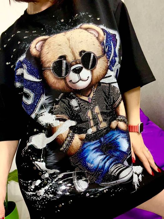 Яскрава Футболка оверсайз з мішком, зі стразами