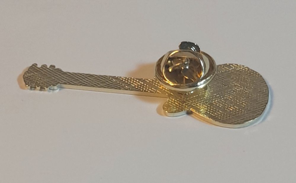 Pin  com design de  guitarra.