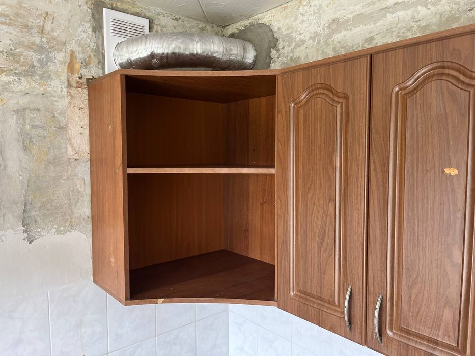 Кухонні меблі навесні шафи