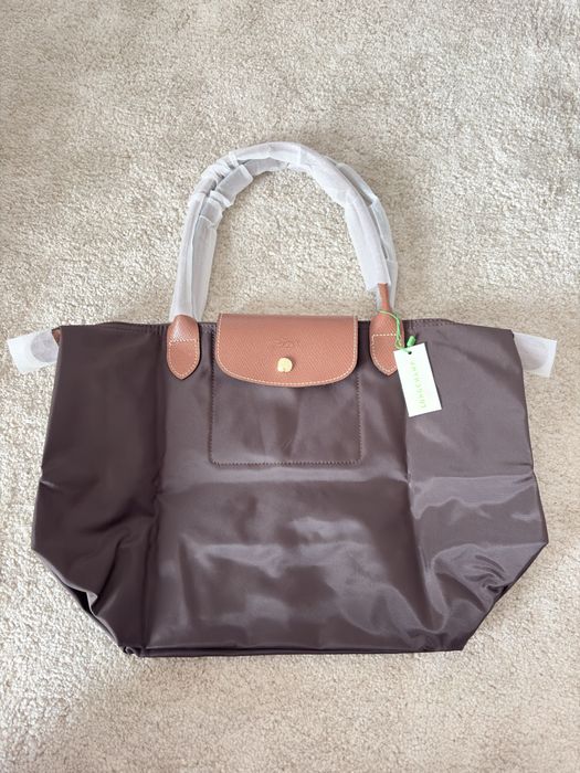 Mala Longchamp Le Pliage, tamanho L, em castanho escuro.