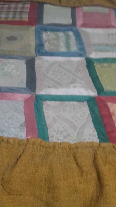 Manta muito antiga de retalhos de tecidos