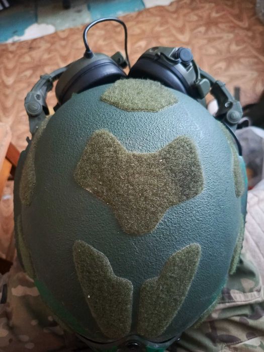 Шолом з тактичними навушниками