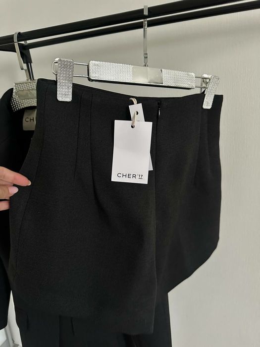 Комплект  жакет приталенный с акцентными плечами  + шорты CHER'17