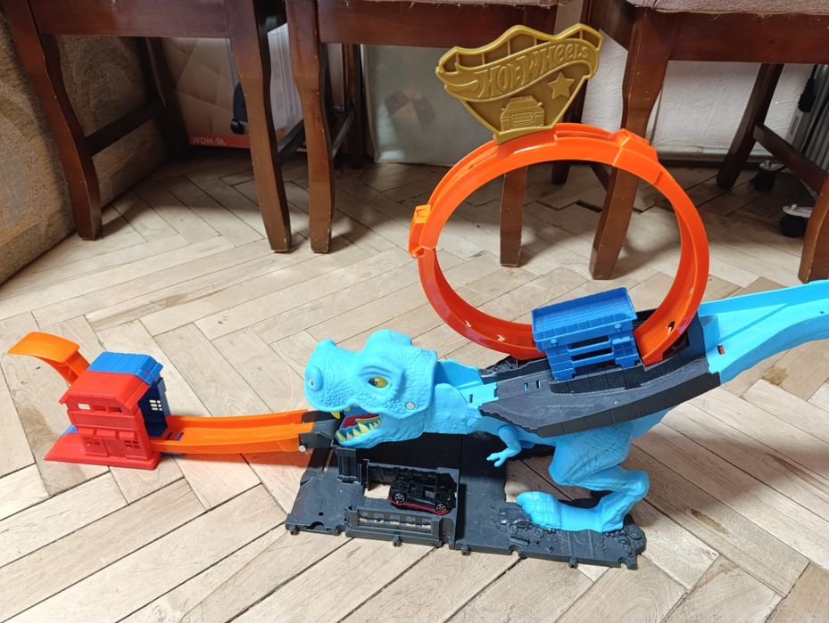 Ігровий набір Hot Wheels Полювання Ті-Рекса