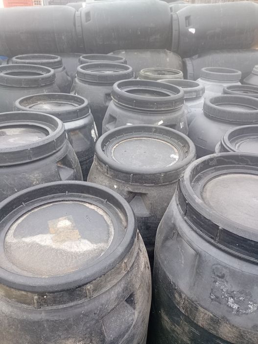 Vendo vários.  depósitos em fibra. E barricas do ramo alimentar