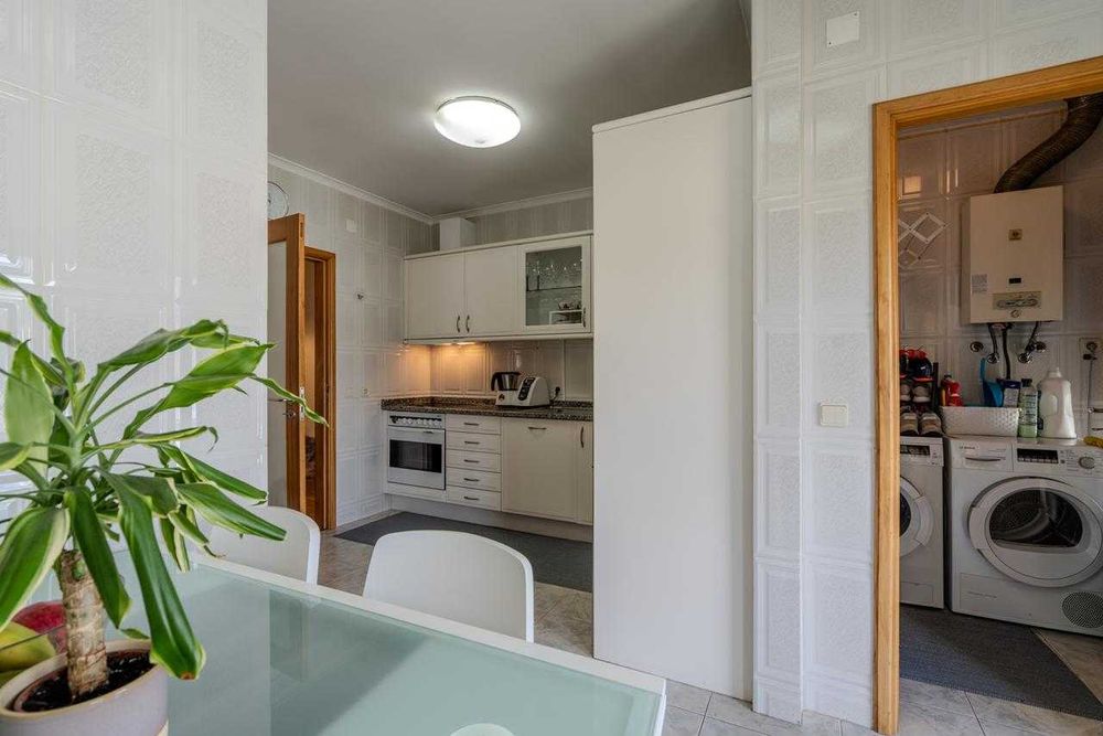 Apartamento T2 com garagem e mobilado