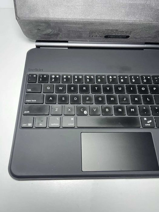 Capa folio teclado Belkin BBZ003 com suporte magnético para iPad Pro 13" M4