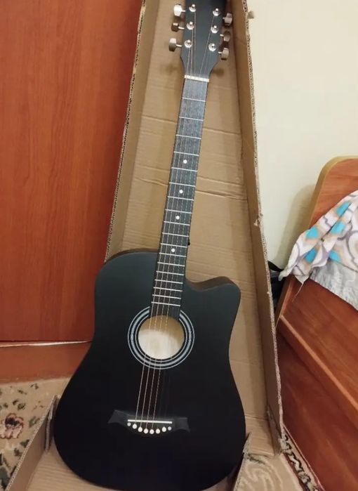 Гитара шестиструнная акустическая новая чёрного цвета 6-ти струнка