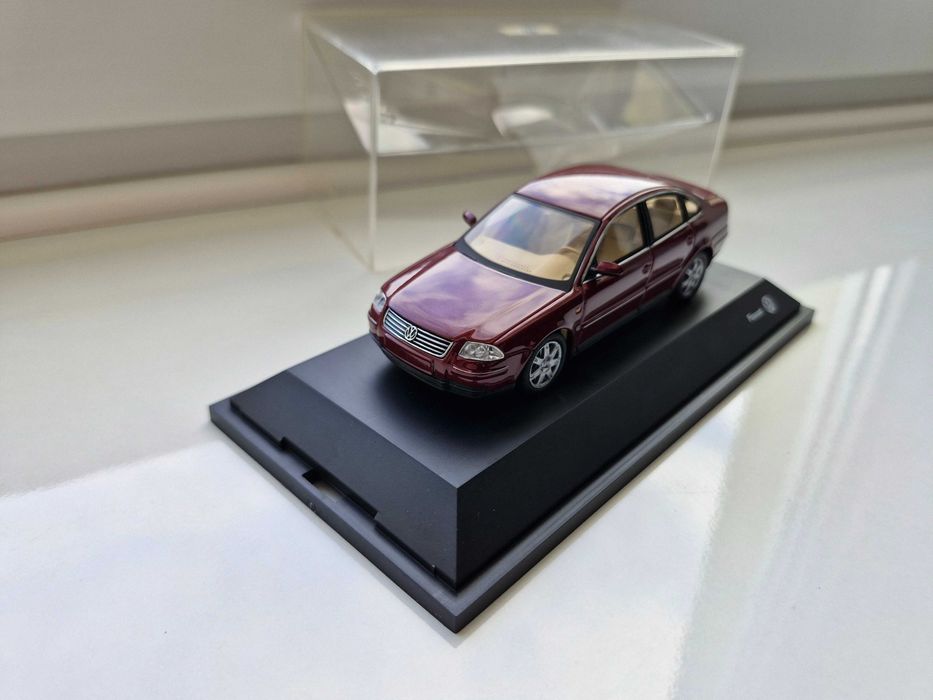 VW Passat B5 sedan bordo Schuco 1:43