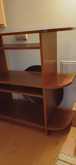 Estante em mogno com várias prateleiras