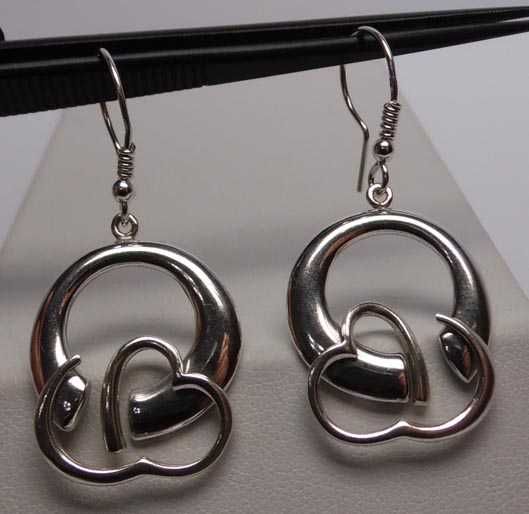 Srebrne wiszące kolczyki kółka i serca ciekawy wzór