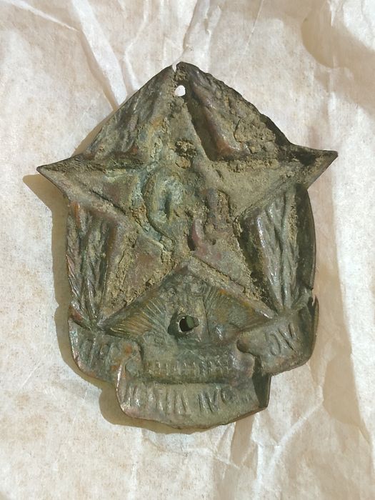 Старовинний знак УСРР друг дітей