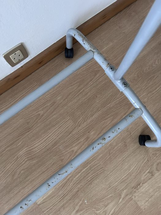 Charriot / Cabideiro IKEA Vintage com Rodas – Antigo e Robusto