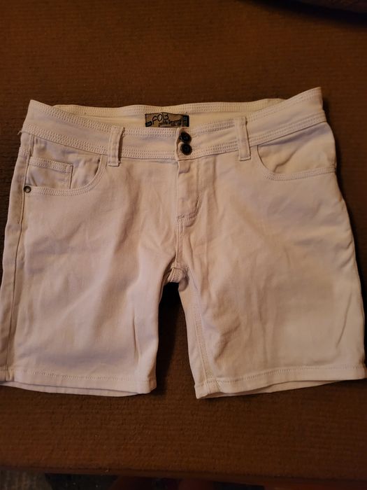 Białe spodenki jeansowe