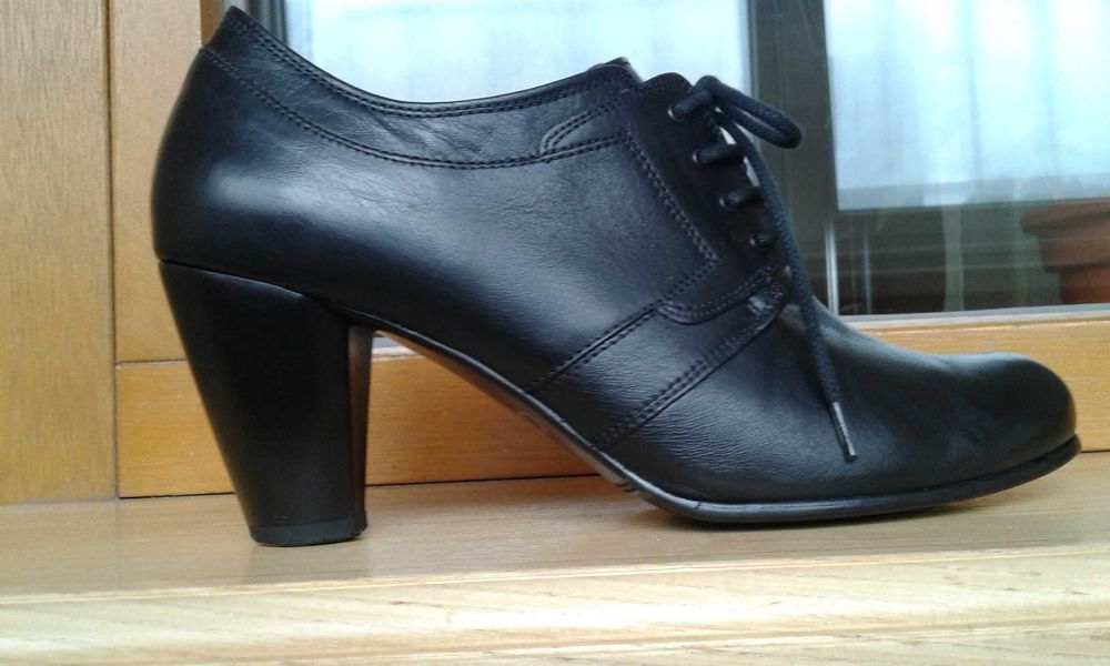 Полусапожки кожаные фирмы "Gabor" черного цвета 37,5-38 размера