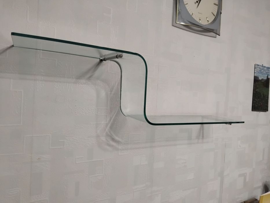 Интерьерная стеклянная полка.