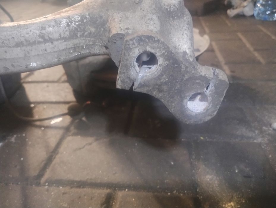 Zwrotnicę Audi a4b6 przód
