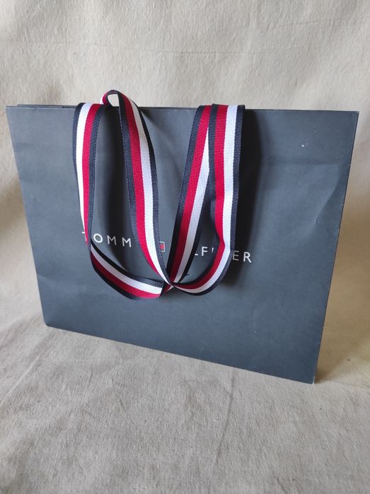 Eleganckie pudełko Tommy Hilfiger plus gustowna torebka
