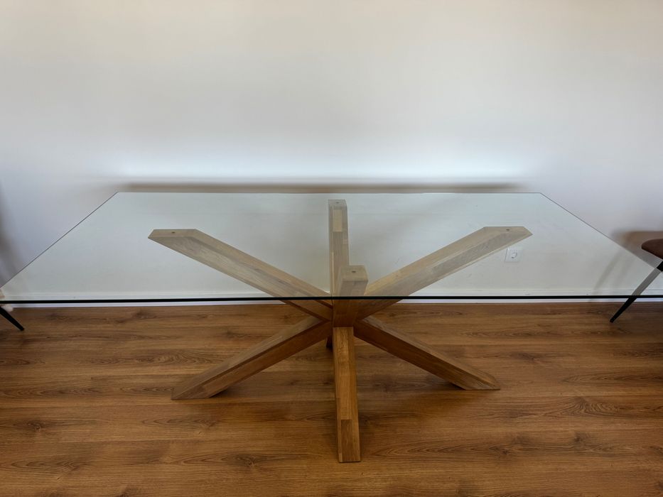 Mesa de jantar de vidro, com pé de madeira