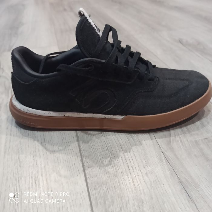 Кросівки adidas.