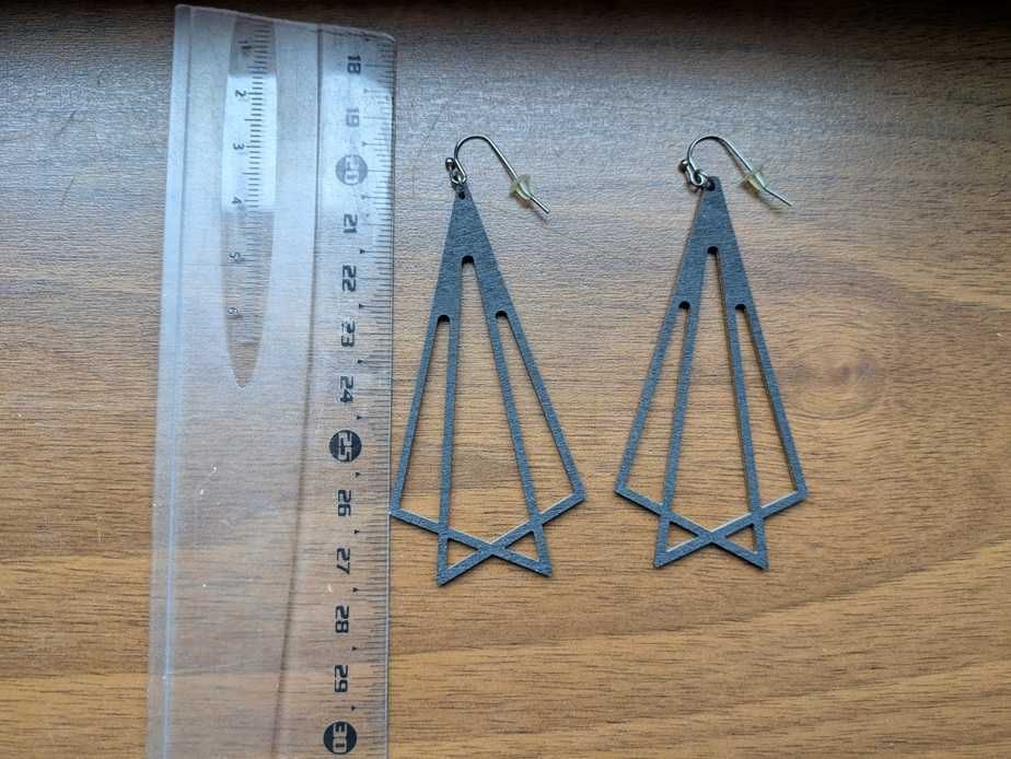 Czarne drewniane kolczyki geometryczne formy