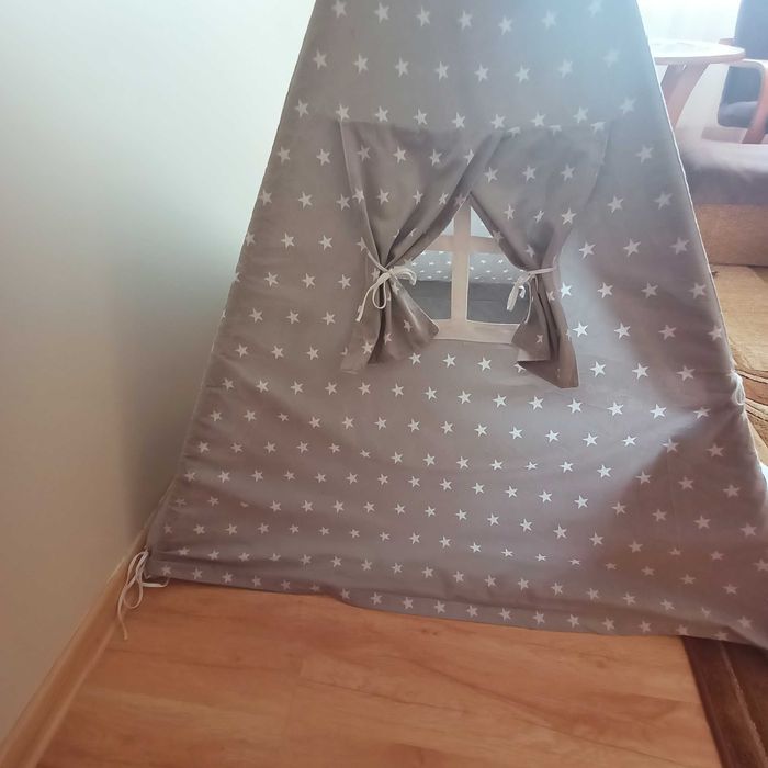 Tipi z  girlanda i poduszkami