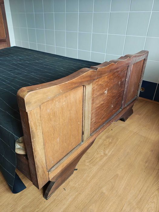 Cama antiga de solteiro em madeira