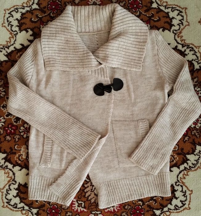 Sweterek beżowy na guzik roz. M.