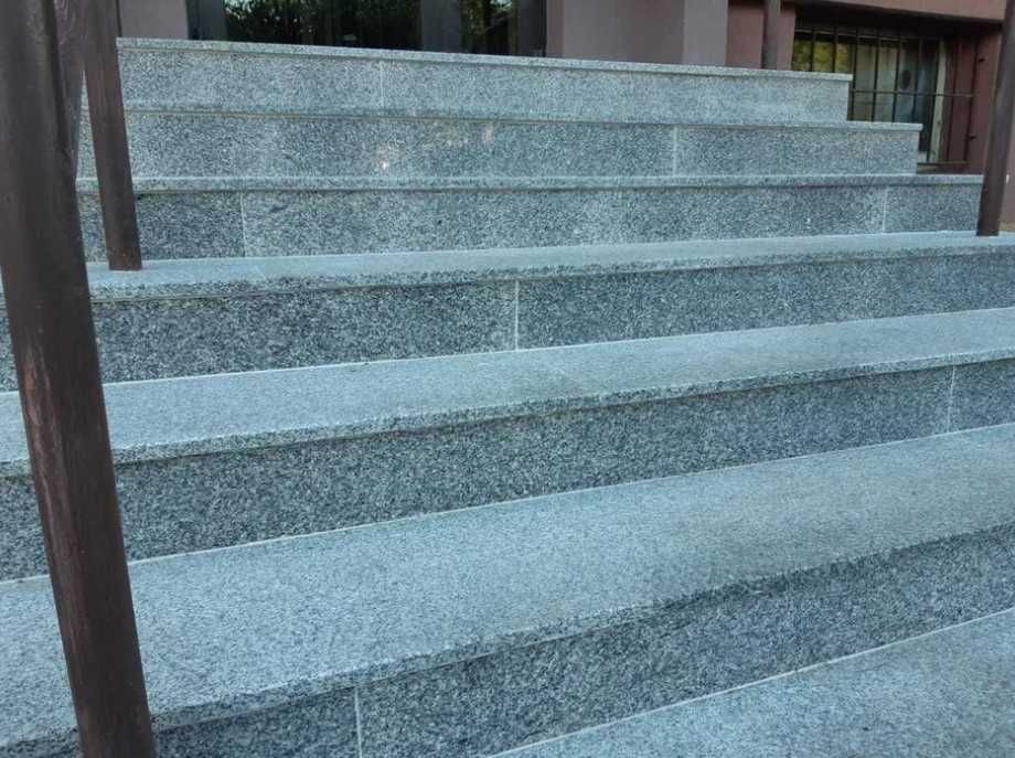 Stopień granitowy G603 New Bianco Cristal płomieniowany 150x33x2 cm